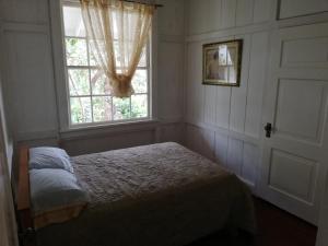 1 dormitorio con cama y ventana en Casa completa en Gamboa, Canal de Panamá, en Gamboa