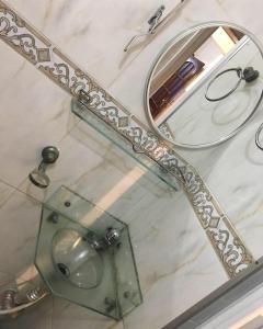 y baño con espejo, lavabo y aseo. en Quartos da lagoa, en Cabo Frío
