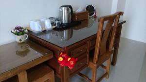 a wooden table with a chair and a counter top at 宜蘭樸實園民宿 in Jiaoxi