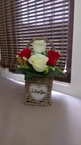 a basket filled with flowers in a window at 宜蘭樸實園民宿 in Jiaoxi