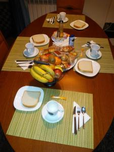 uma mesa com uma taça de fruta em cima em Villa Floren Castro Urdiales em Castro-Urdiales