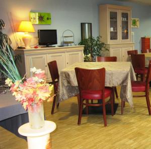 comedor con mesa y sillas en Résidence VILLA DES MARAIS, en La Chevrolière