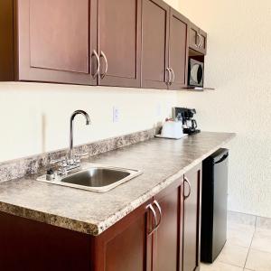 cocina con fregadero y encimera en Prairie Moon Inn & Suites Unity, en Unity