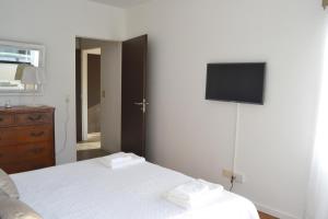 1 dormitorio con 1 cama y TV en la pared en Welcome to Tigre en Tigre