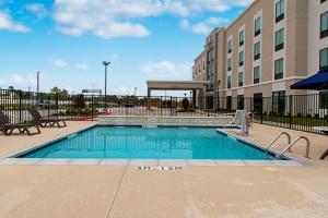 Baseinas apgyvendinimo įstaigoje Comfort Suites Humble Houston IAH arba netoliese