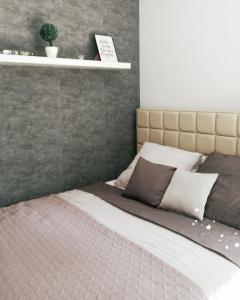 ワルシャワにあるManufakturaのベッドルーム1室(壁掛け式ベッド1台付)