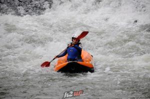 un hombre está en un kayak en un río en La Lobera en Las Rozas de Valdearroyo