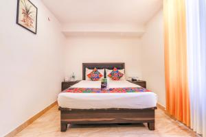 a bedroom with a large bed in a room at FabHotel Oakwey Inn - Indiranagar in Bengaluru