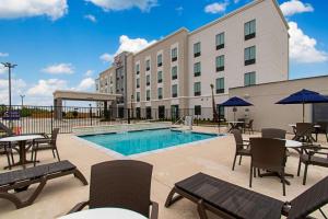 Басейн в Comfort Suites Humble Houston IAH або поблизу