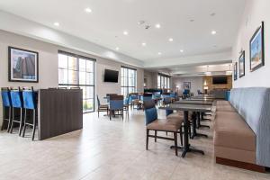 Reštaurácia alebo iné gastronomické zariadenie v ubytovaní Comfort Suites Humble Houston IAH