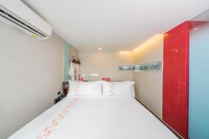 Vib Best Western Sanam Pao في بانكوك: غرفة نوم بسرير أبيض و اللوح الأمامي الأحمر