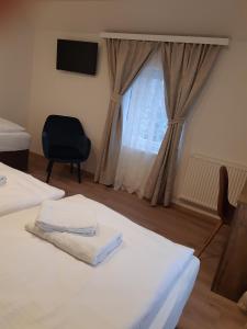 Uma cama ou camas num quarto em Hotel U Císaře