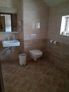 Uma casa de banho em Hotel U Císaře