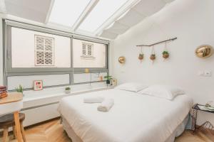 Кровать или кровати в номере Amazing Apartment Notre Dame Boulevard St-Germain - 4 Bedrooms