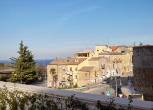 vistas a una ciudad con edificios y una calle en Best Vasto, en Vasto