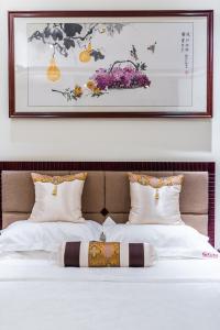 Postel nebo postele na pokoji v ubytování Hainan Jingshan Hotel