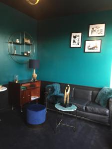 - un salon avec un canapé en cuir et une table dans l'établissement Gite "le millésime", à Épernay