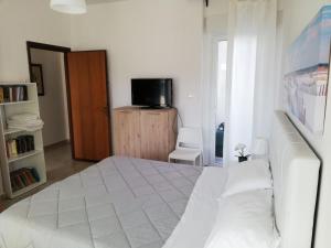 Μια τηλεόραση ή/και κέντρο ψυχαγωγίας στο Near the beach