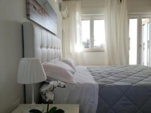 パレルモにあるNear the beachの白いベッドルーム(大型ベッド1台、窓付)