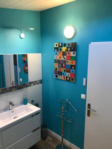 baño con lavabo y pared azul en Les Terrasses de La Malcombe, en Besançon