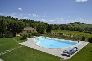una imagen de una piscina en un patio en La Tenuta Del Giglio, en Tavullia