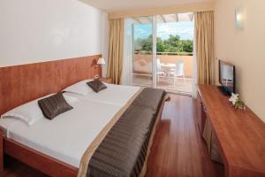 Televízia a/alebo spoločenská miestnosť v ubytovaní Hotel Umag Plava Laguna
