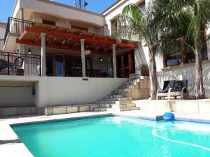 The swimming pool at or close to La Vue Parfaite