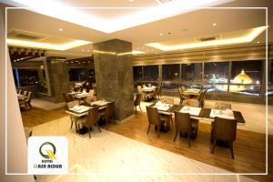 Restaurace v ubytování Qasr AlDur Hotel