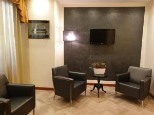 Televízia a/alebo spoločenská miestnosť v ubytovaní ACasaMia WelcHome Hotel