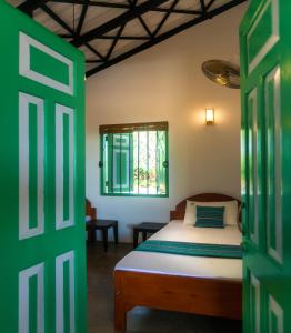 Nil Sisila Beach Resort Yala tesisinde bir odada yatak veya yataklar