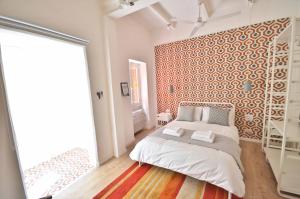 een slaapkamer met een groot bed en een groot raam bij Eight Point Living 34B in Birgu