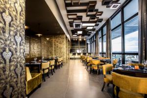 Avani Windhoek Hotel & Casino tesisinde bir restoran veya yemek mekanı