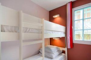 two bunk beds in a room with a window at La bulle de Lily in Moliets-et-Maa