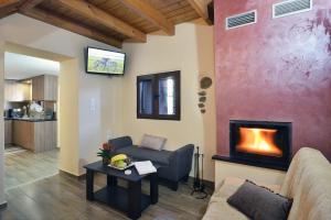 ein Wohnzimmer mit Sofa und Kamin in der Unterkunft George & Helen's House in Ayiá