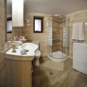 ein Badezimmer mit Waschbecken, Dusche und Toilette in der Unterkunft George & Helen's House in Ayiá