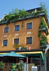 a building with plants on the side of it at HOTEL ZILLNERs EINKEHR *** in Altheim