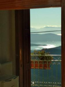 een raam met uitzicht op de oceaan bij Sun View Guesthouse in Delfoi