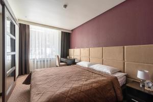 Sedanka Park Hotel tesisinde bir odada yatak veya yataklar