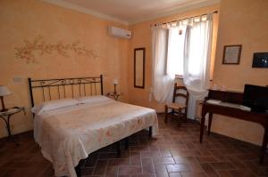 A bed or beds in a room at Agriturismo La Pisana
