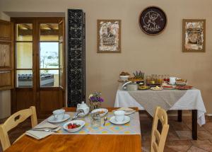una sala da pranzo con tavolo e cibo di Agriturismo Ai Linchi a Lucca