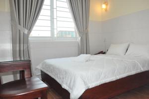Giường trong phòng chung tại Khách sạn NẮNG HỒNG - PSB