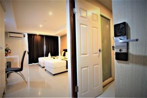 Postel nebo postele na pokoji v ubytování Retreat Resort Pattaya