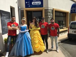 Un groupe de personnes habillées en costumes de disque dans l'établissement Hotel Restaurant Les Oceanides, à Concarneau