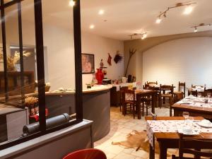 Reštaurácia alebo iné gastronomické zariadenie v ubytovaní Chambres d'hôtes Les Templiers
