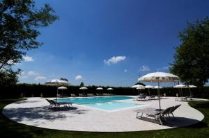 The swimming pool at or close to Agriturismo La Pisana