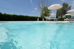 The swimming pool at or close to Agriturismo La Pisana