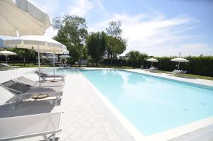 The swimming pool at or close to Agriturismo La Pisana