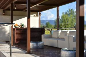 een patio met een bank en een tafel bij Villa Rainbow Home Mallorca in Palma de Mallorca