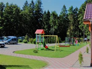 un parque con parque infantil con columpios en Justmar en Mielenko