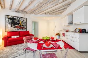 un salon avec un canapé rouge et une table dans l'établissement Venice Heaven Apartments Biennale, the Elegant Residence, à Venise